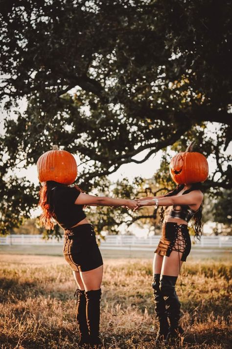 Photoshoot Sisters, Halloween Styled Shoot, Spooky Halloween Pictures, Pumpkin Patch Photoshoot, Pumpkin Pictures, Friendship Photoshoot, Pumpkin Photos, Halloween Photography, Sisters Photoshoot