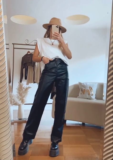 Leather Pants Flare Outfit, Leather Pants Wide Leg Outfit, Black Leather Flares Outfit, Wide Leg Engomado Outfit, Black Leather Pants Outfit Summer, Black Wide Leg Leather Pants Outfit, Leader Pants Outfit, Leather Pants And Tshirt Outfit, Faux Leather Flare Pants Outfit