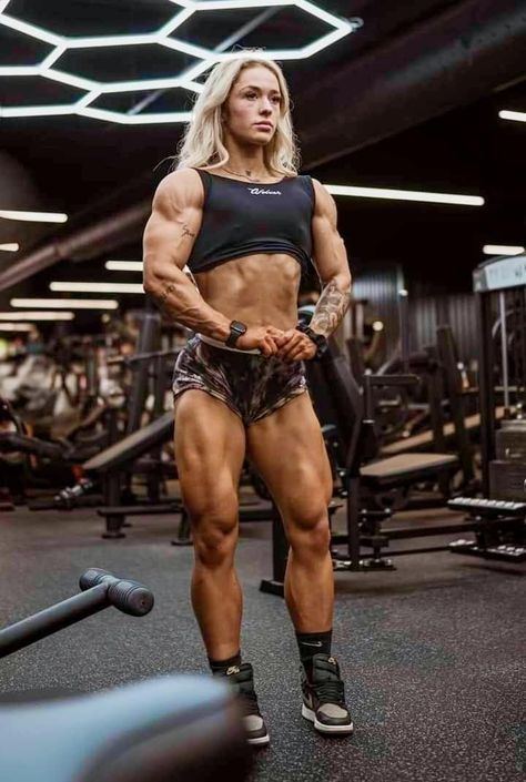 Female Bodybuilder Reference, Wellness Bodybuilding Women, Body Builder Women, Body Building Women Workout, Bodybuilder Woman, Female Body Builders, Female Powerlifter, Woman Bodybuilding, Woman Bodybuilder