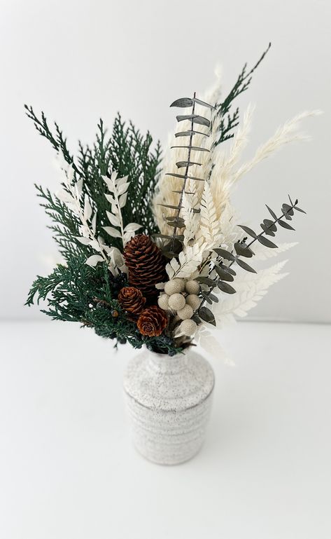 Pine Cone Vase Christmas, Christmas Dried Floral Arrangements, Small Winter Floral Arrangements, Holiday Floral Centerpieces, Winter Dried Flower Arrangements, Simple Christmas Flower Arrangements, Winter Dried Flowers, Winter Bud Vases, Pampas Christmas Decor