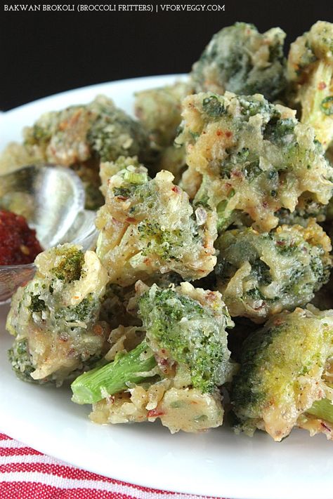 Bakwan Brokoli (Broccoli Fritters) Crispy Broccoli, Broccoli Fritters, Meat Free Recipes, Appetizer Dishes, Recipe Vegetarian, Vegetable Dish, Warm Food, Broccoli Florets, Gifts For Coffee Lovers