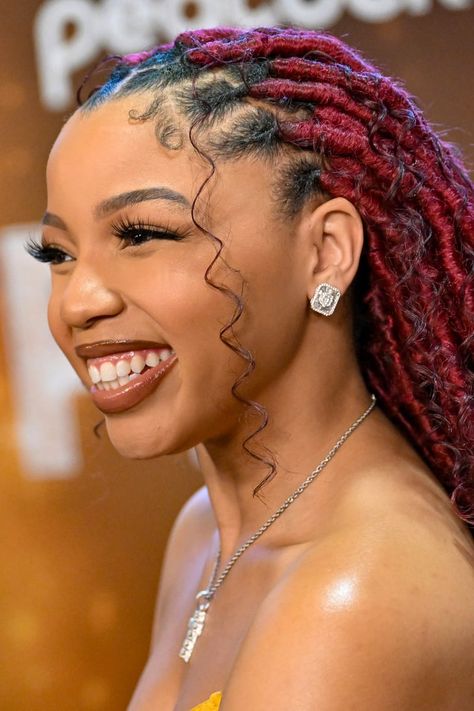 Chloe Bailey Braids, Halle Bailey Dreadlocks, Chloe Bailey Red Locs, Chloe Bailey Locs Styles, Chloe Bailey Red Hair, Hailey Bailey Locs, Chloe Bailey Loc Hairstyles, Chloe Halle Locs, Chloe Bailey Makeup