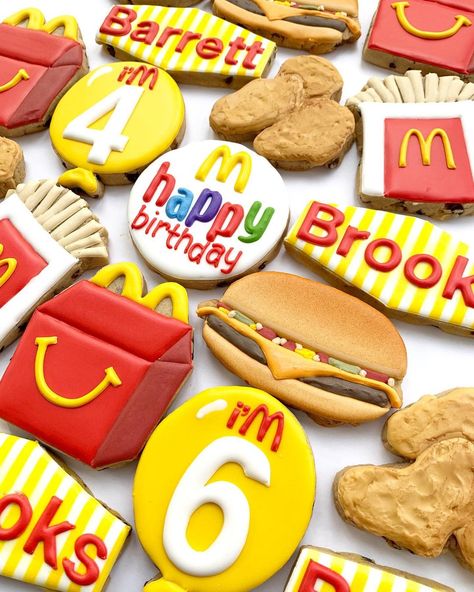 •Jill Jermyn• Bobcaygeon, ON on Instagram: “This set makes me so HAPPY!! What a fun idea for these two @Mcdonalds lovers! Fact: I’ve never been so hungry working on a cookie set.…” Mc Donald Party, Mcdonalds Party, Jail Party, Mcdonalds Cookies, Mcdonalds Birthday Party, Cookies Icing, Burger Party, Nemo Birthday, So Hungry