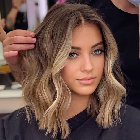 Choppy Lob Haircut Mid Length Side Part, Brown Hair Baylage Blonde, Warm Honey Blonde Short Hair, Short Bronde Haircolor Brunettes, Summer Brown Hair, Short Hair Brown, Short Hair Highlights, Short Ombre Hair, Brunette Hair With Highlights