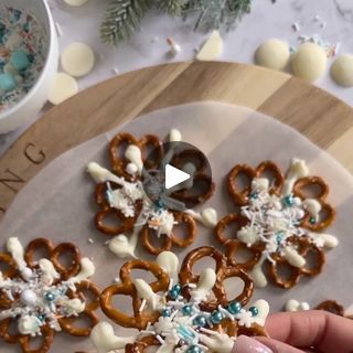 Festive Pretzel Snowflakes, Snowflake Pretzels White Chocolate, Pretzel Snowflakes, Christmas Tree Desserts, Christmas Pretzels, Chocolate Store, Melted White Chocolate, Brenda Lee, Melting White Chocolate