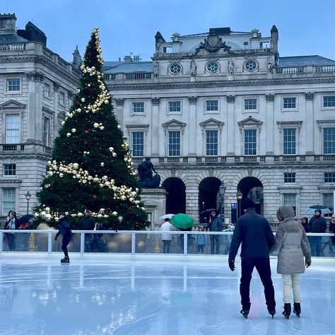 Zepeto Christmas, Ice Skating London, Ice Skating Date, Skating Date, Winter Wonderland London, Ice Skating Pictures, Holiday Romance Books, London Couple, Skating Pictures