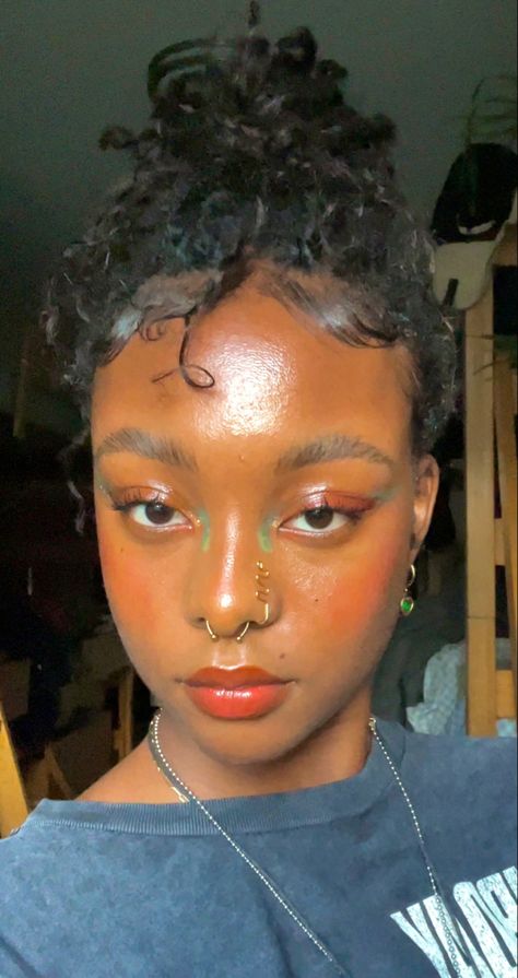 Earthy Girl Makeup Black Women, Earthy Girl Makeup, Boho Eye Makeup, Simple Fairy Makeup, Earthy Makeup Looks, Simple Colorful Eye Makeup, Frog Makeup, Makeup On Brown Skin, Pop Of Color Makeup