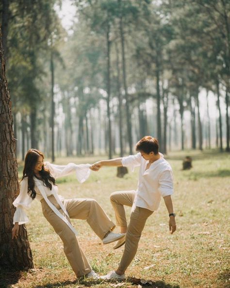 Jeju Photoshoot, Korean Engagement Photos, Prewedding Photography Casual, Korean Prewedding Photography, Pichukkana Wongsarattanasin, Photo Poses Outdoor, Pre Wedding Photoshoot Ideas, Pre Wedding Photoshoot Theme, Wedding Shoot Ideas