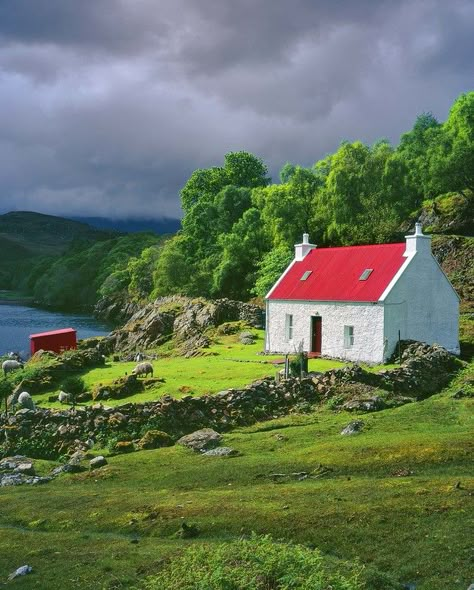 Scottish Cottages, Ireland Cottage, Cottages By The Sea, Scottish Homes, Stone Cottages, Irish Landscape, Irish Cottage, Cottage By The Sea, Dream Cottage