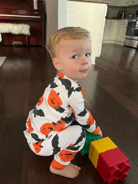 Wanting something fall and festive for your little ones? These pjs are adorable and are a great way to bring in all the fall and halloween vibes! #fall #halloween #pumpkin #bats #toddlerpjs #fallpjs Halloween Pjs, Halloween Toddler, Baby Halloween Outfits, Fall And Halloween, Toddler Halloween, Halloween Vibes, Halloween Aesthetic, Toddler Life, Kids Halloween