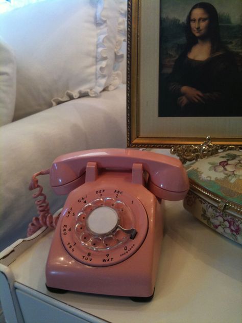 Light Pink Retro Aesthetic, 50s Bedroom Aesthetic Vintage, Pink Landline Phone, Pink Lady Aesthetic, Pink Old Phone, Old Pink Phone, 50s Bedroom Aesthetic, 50s Housewife Aesthetic, Old Phone Aesthetic