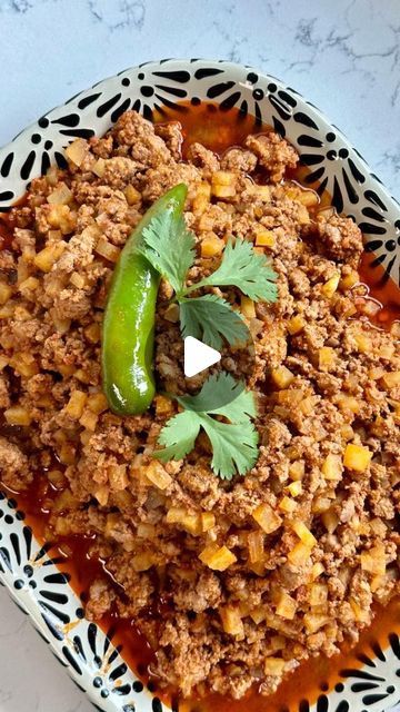 CELINA GARZA  | RECETAS DELICIOSAS on Instagram: "Y bueno, es que el Picadillo de Res es un platillo básico de básicos y cómo todas las recetas básicas, hay que hacerlas bien para que queden espectaculares! Ésta es mi versión 🥰 Confieso que no soy fan del picadillo pero preparado así, me parece adictivo ja. Lo preparamos para que fuera uno de los rellenos de las gorditas de Ange. No les puedo explicar… 🤤  Pueden usarlo en taquitos, sopes, tlayudas o, cómo diría @sofffiiia1 , en cualquier platillo mexicano 😂 Gócenlo mucho y cuéntenme cuando lo preparen.  Listos para las gorditas? ☺️  Les amo! 🤍  Picadillo Mexicano  1 chile guajillo 1 pieza de chorizo 4 tomates guaje 1 - 2 chiles chipotle 1 cucharadita de comino molido 2 dientes de ajo grandes 1 cubito de consomé de tomate (o sal extra) Picadillo Mexicano, Chile Guajillo, Chorizo, Salsa, On Instagram