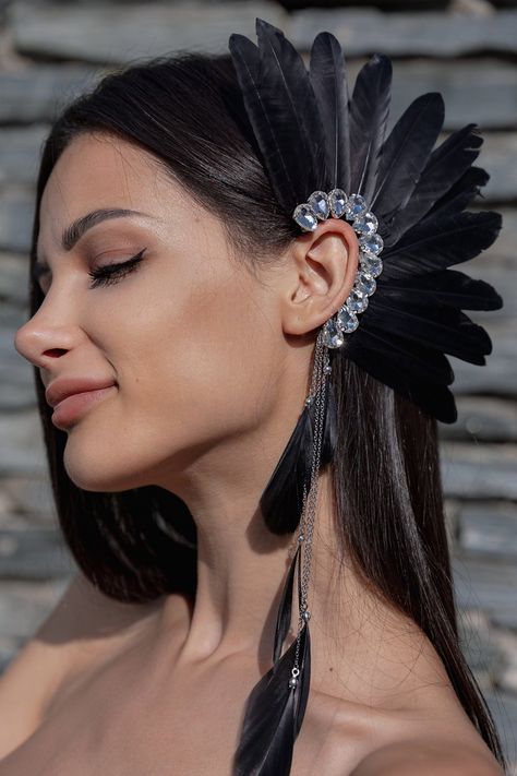 Blue or black Feather Ear cuff no piercing are  a luxurious  halloween accessory with rhinestones, feathers, chains and excellent shine.  Rave accessories for festival or gothic theme party.  Made of Rhinestones. The perfect finish to your rave costume. Material: Crystal Rhinestones, feathers Very lightweight and almost not felt on the ear Cost to 1 ear cuff. This accessories  not leave anyone indifferent, because it is perfect.  READY TO SHIP. * All items are gift boxed and your order will be c Wing Ear Cuff, Feather Ear Cuff, Feather Headpiece, Rave Costumes, Rave Accessories, Wrap Earrings, Tassels Fashion, Gothic Halloween, Ear Cuff Earings