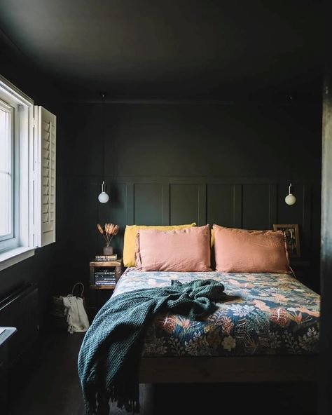 8 Ceiling Paint Color Trends to Consider for Your Next Home Refresh Dark Painted Ceiling, Drawing Room Colour, Ceiling Paint Colors, Green Front Doors, Pouf Design, Trending Paint Colors, Dark Bedroom, Studio Green, Mid Century Modern Living Room