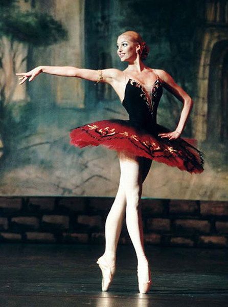 Red Tutu Ballerina Penari Balet, Ballet Pictures, Tutu Ballet, Ballet Beauty, Ballet Poses, Bolshoi Ballet, Ballet Inspiration, Russian Ballet, Ballet Art