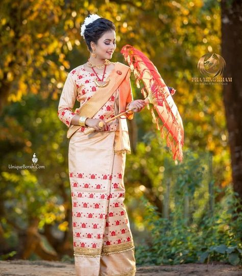 Tai Ahom dress,Tai Ahom traditional dress, traditional dress Tai Ahom,dress Tai Ahom, ancient Tai Ahom, ancient Tai Ahom dress,Assam,India,Tai Kadai,Tai Kradai,Ahom Bihu Assam Dance, Garba Costume, Assamese Traditional Dress, Bihu Assam, Assamese Girl, Cultural Dress, Dress Traditional, Asian History, Fashion Sketches Dresses