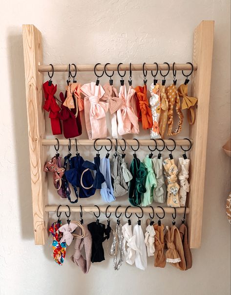 Closet Bow Organizer, Nursery Headband Organization, Organizing Bows And Headbands, Hanging Bows And Headbands, Diy Bow And Headband Holder, Headbands Organizer Ideas, Baby Headband Organizer, Baby Girl Bow Organizer, Kid Boutique Ideas