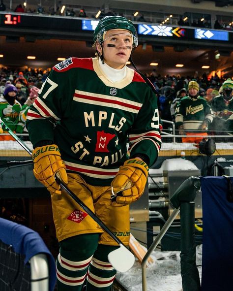 Hockey Players Funny, Kirill Kaprizov, Nhl Wallpaper, Minnesota Wild, Nhl Players, Sports Wallpapers, Maple Leafs, Brown Aesthetic, Hockey Jersey