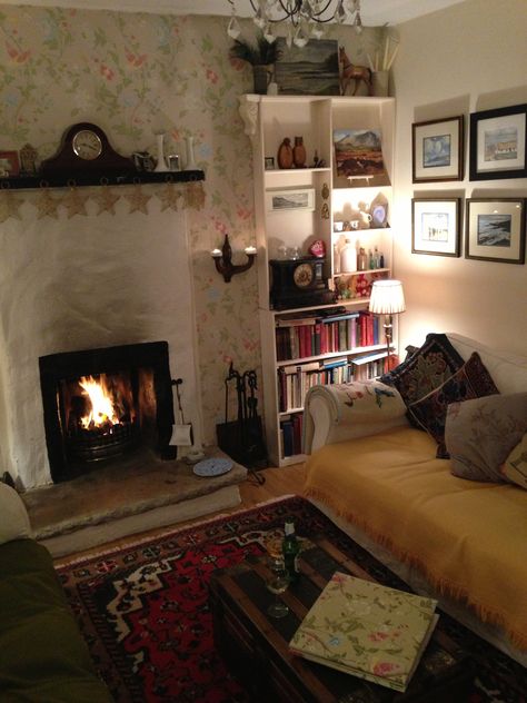 Irish Cottage Decor, Irish Bedroom, Irish Cottage Interiors, Cottages Interiors, Northern Ireland Travel, Scottish Cottages, Ireland Cottage, Irish Houses, Home Exchange