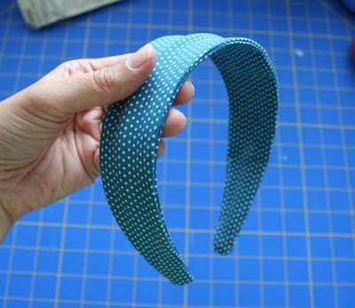 mmmcrafts: make a headband cover Knotted Headband Diy, Make A Headband, Diy Gifts To Make, Easy Homemade Gifts, Gifts To Make, How To Make Headbands, Hard Headbands, Plastic Headband, Easy Diy Gifts