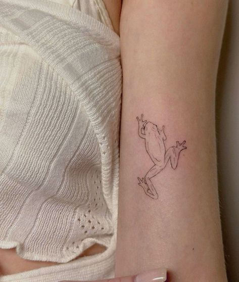 Tiny Tree Frog Tattoo, Green Tree Frog Tattoo, Dainty Frog Tattoo, Realistic Frog Tattoo, Frog Tattoo Simple, Tiny Frog Tattoo, Simple Frog Tattoo, Cute Frog Tattoo, Frog Tattoo Ideas