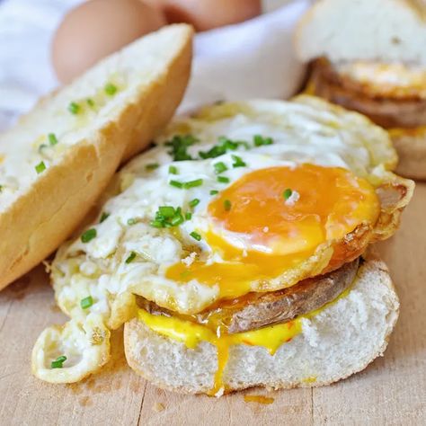 How to make a Crispy Fried Egg Sandwich with Potatoes & Saffron Aioli. Loaded with Spanish flavors and easy to make. Serve for breakfast, lunch or dinner Saffron Aioli, Spanish Seafood Paella, Tasty Sandwiches, Paella Recipe Seafood, Fried Egg Sandwich, Slow Cooker Times, Crispy Egg, Aioli Recipe, Paella Recipe