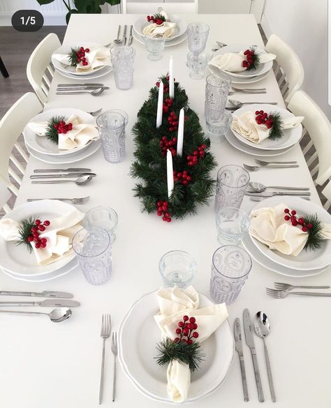 Christmas Simple Table Settings, Xmas Table Decoration, Christmas Dinner Table Settings Elegant Modern, Christmas Table Set Up Ideas, Simple Christmas Dinner Table, New Years Table Decor Simple, Christmas Eve Dinner Table Decor, Christmas Table Decor Ideas Simple, Christmas Table Decorations Simple