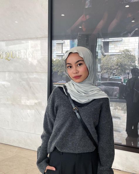 Grey Ootd Hijab, Grey Outfit Hijab, Grey Blouse Outfit, Grey Hijab Outfit, Hijab Ootd Casual, Black Outfit Hijab, Black Hijab Outfit, Outer Outfit, Outfits With Grey Cardigan