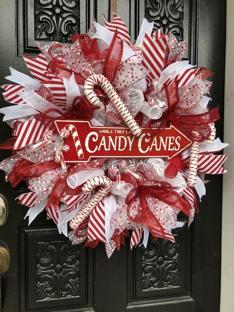 50 Best Candy Cane Christmas Decorations which are the "Sweetest things you've Ever Seen" - Hike n Dip Red And White Wreath, Christmas Candy Cane Decorations, Fete Saint Patrick, Stick Christmas Tree, Candy Cane Decorations, Cheap Christmas Diy, Wreath Candy, Rustic Christmas Wreath, Candy Cane Wreath