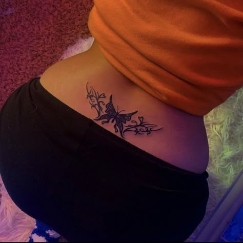 Flower Tramp Stamp Tattoos, Flower Tramp Stamp, Butterfly Tramp Stamp, Butterfly Y2k, Tramp Stamp Tattoos, Waist Tattoos, Tattoos Mandala, Black Girls With Tattoos, Tattoos Geometric