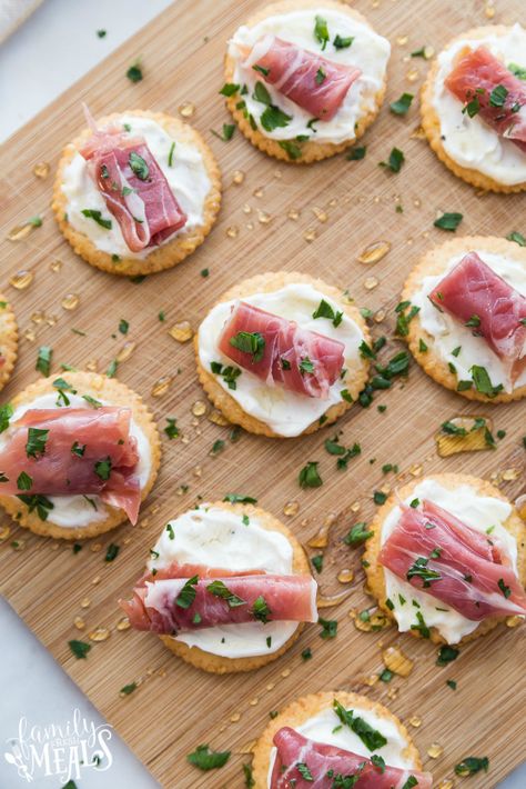 Easy Creamy Prosciutto Cracker Appetizer - Family Fresh Meals Prosciutto Appetizer, Cooking Apples, Crackers Appetizers, Prosciutto Recipes, Fresh Meals, Family Fresh Meals, Halloween Appetizers, Appetizer Bites, Holiday Appetizers