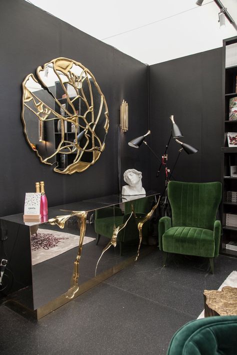 Want a Cool Room? Try Adding These Types of Stylish Decor Items Spiegel Design, Credenza Design, Living Room Mirrors, Mirror Designs, A Mirror, Black Walls, A Living Room, Green Velvet, 인테리어 디자인