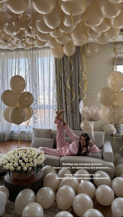 Boujee Birthday Aesthetic, Yes Party Ideas, 28 Bday Ideas, Dining Room Birthday Party Decor, Garden Bday Party Decoration, 21st Birthday Celebration Ideas, Birthday Apartment Decorations, Classy Birthday Theme, Classy Birthday Party Decorations