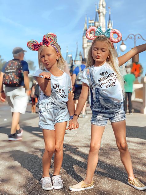 Sister Disney Outfits, Magic Kingdom Outfit Ideas, Hongkong Ootd, Family Disney Outfits, Disneyworld Outfit, Outfit Picture Ideas, Magic Kingdom Outfit, The Parkers, Disney Family Trip