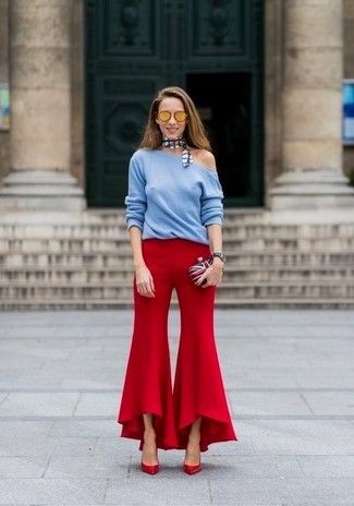 If you're hunting for a casual yet chic ensemble, rock a light blue crew-neck sweater with red flare pants. Both garments are totally comfy and will look fabulous together. Rocking a pair of red leather pumps is a simple way to add some flair to your getup. Fall Fashion Week, Simply Fashion, Quoi Porter, Inspirational Sayings, Red Pants, Fashion Weeks, Street Style Inspiration, Street Style Looks, Street Chic