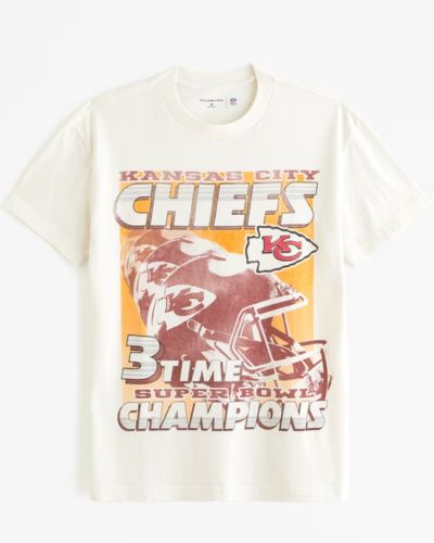 Chiefs Graphic Tee from Abercrombie & Fitch Raiders Baby, Vibrant Outfits, Football Graphic Tee, Colorful Sneakers, Football Game Outfit, Merch Ideas, Tshirt Design Inspiration, Men's Tops, Tennessee Titans