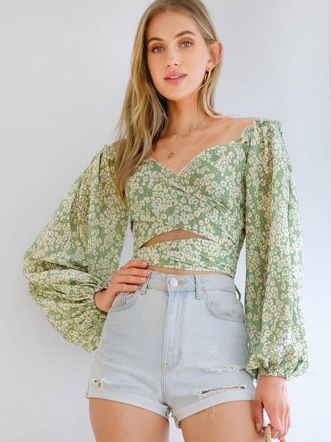 Shirred Back Lantern Sleeve Wrap Belted Ditsy Floral Top | SHEIN USA Aliyah Core Outfits, Aliyahcore Outfits, Aliyah Core, Floral Top Outfit, Modern Fashion Outfits, Core Outfits, Ditsy Floral Top, Style Parisienne, Summer Trends Outfits