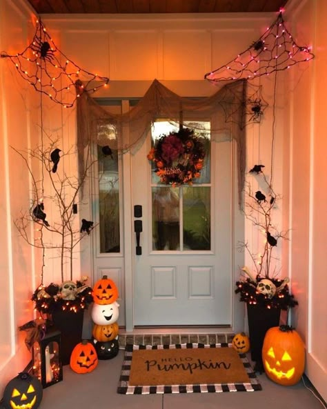 Front Yard Halloween Decorations, Porche Halloween, Halloween Patio, Halloween Decor Diy, Hot Halloween, Halloween Outside, Easy Diy Halloween Decorations, Halloween Front Doors, Casa Halloween