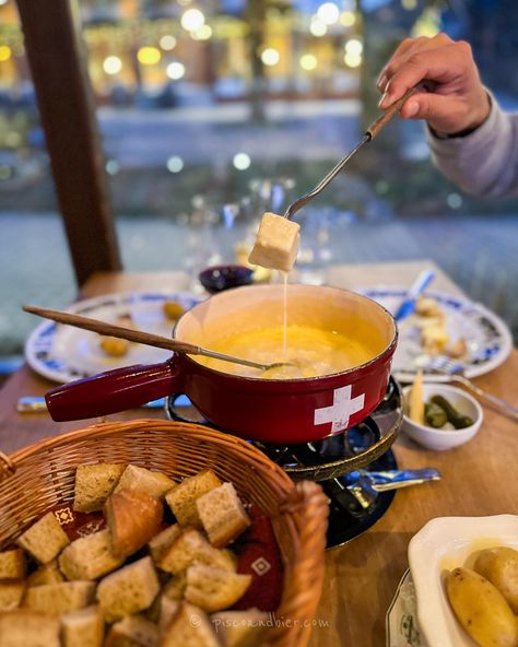 Our Grindelwald Fondue Restaurant Guide. Where to find the best Fondue in Grindelwald. The ultimate Cheese Fondue Grindelwald experience. The post Grindelwald Fondue Restaurants – The Best Fondue In Grindelwald appeared first on piscoandbier. Switzerland Cheese Fondue, Cheese Fondue Switzerland, Cheese Fondue Aesthetic, Fondue Switzerland, Hobbit Meals, Switzerland Cheese, Traveler Aesthetic, Fondue Ideas, Fondue Cheese