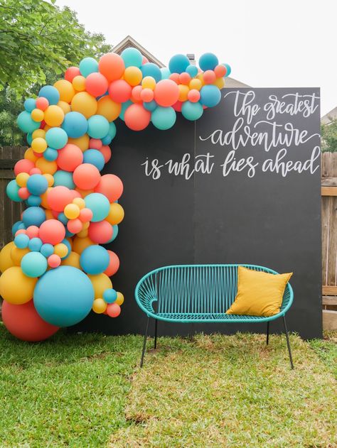 Sweet Summer Grad Party in Austin Texas — Mint Event Design Photo Background For Grad Party, Project Graduation Themes, Balloon Photo Booth Backdrop, Backyard Grad Party Setup, Senior Graduation Party Ideas 2023, Photobooth For Graduation, 18th Birthday/graduation Party, Ocean Graduation Party, Kindergarten Graduation Decor