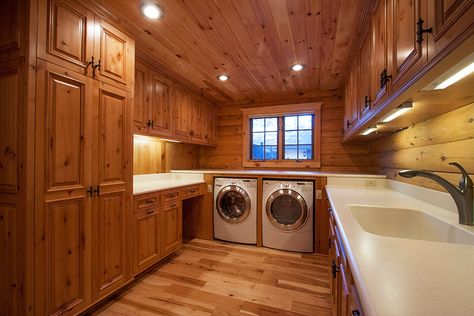 Inspired log home laundry room Log Cabin Mud Room, Log Cabin Laundry Room, Home Laundry Room Ideas, Farm Mudroom, Cabin Mud Room, Cabin Laundry Room, Log Home Bathrooms, Home Laundry Room, Cabin Homes Interior