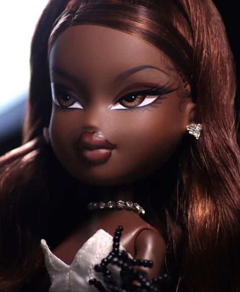 Dark Skin Bratz Doll, Bratz Black, Bratz Aesthetic Outfit, Bratz Doll Makeup, Bratz Makeup, Bratz Aesthetic, Black Bratz Doll, Bratz Doll Outfits, Brat Doll