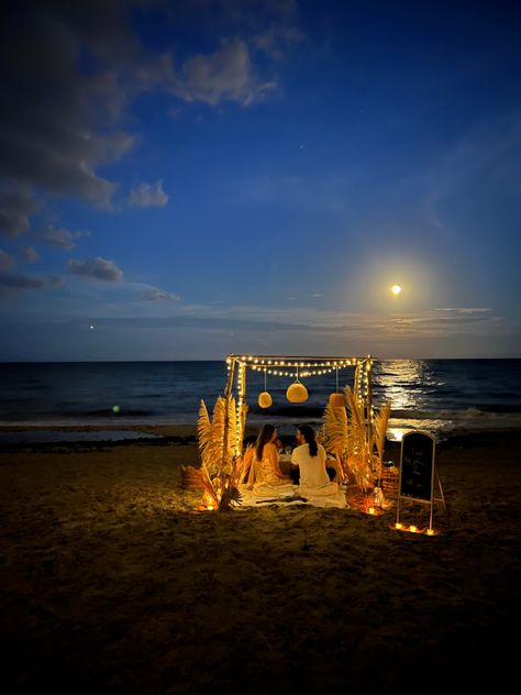 This is a picture of my engagment it is boho chic by the beach. Candle lit dinner with wine underneath the moonlit sky doesn’t get more romantic then that! Beach Night Proposal, Proposal Ideas Beach Sunsets, Winter Beach Proposal, Beach Moonlight, Unique Proposal Ideas, Moon Romantic, Dreamy Proposal, Moon Ceremony, Dream Proposal