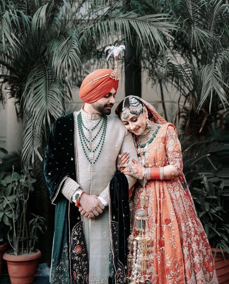 Reception Dress For Groom, Reception Couple Shoot, Mahendi Pose, Coupal Pose, Reception Outfit For Bride Indian, Punjabi Pre Wedding, Couple Wedding Dress Indian Hindu, Couple Indian, Couple Poses Ideas