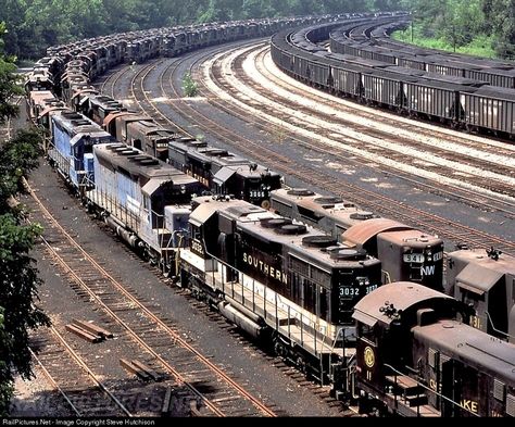 RailPictures.Net Photo: Southern 3032 Norfolk Southern EMD SD35 at Roanoke, Virginia by Steve Hutchison Train Reference, Southern Rail, Train Yard, Railroad Images, Railroad Art, Roanoke Virginia, Train Railway, Railroad History, Railroad Pictures