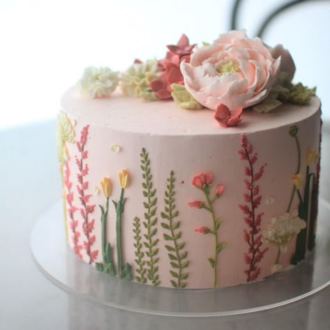 John Kanell, Gökkuşaği Pasta, Tårta Design, Rose Strawberry, Fest Mad, Cake With Flowers, Cake Trends, Buttercream Flowers, Deilig Mat