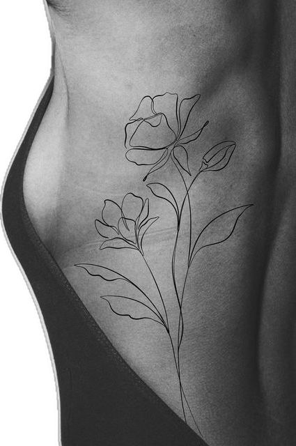 Back Tatoo For Black Women, Minimalist Flower Tattoos For Women, Grunge Flowers Tattoo, Back And Side Tattoo, Shoulder Flower Tattoos For Women Black, Tattoo Flowers Back, Back Flower Tattoo Women, Flowy Flower Tattoo, Women’s Side Tattoos