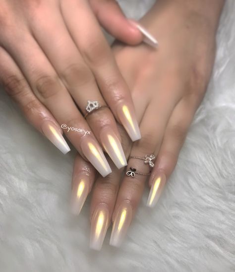 Ombré gold nails ⚜️ Gold Holographic Ombre Nails, Gold White Ombre Nails, Gold Nail Ombre, Light Gold Nails Acrylic, Gold Chrome Powder Nails, White Nails Gold Chrome, Gold And White Ombre Nails, White Gold Ombre Nails, Light Gold Chrome Nails