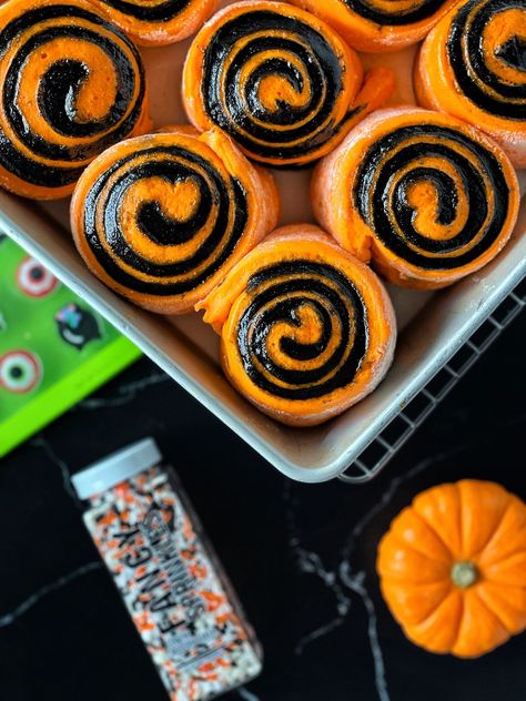 Spooky Cinnamon Rolls Halloween Cinnamon Rolls, Postres Halloween, Dulces Halloween, Spooky Snacks, Spooky Food, Halloween Food Treats, Halloween Sweets, Halloween Baking, Halloween Dinner