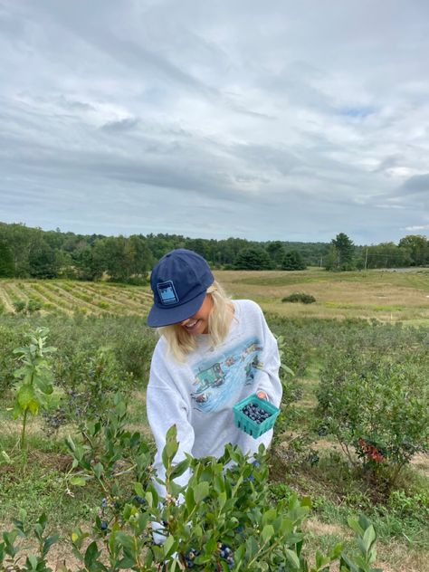 New England Beach Outfit, Blueberry Picking Aesthetic, Blueberry Picking Outfit, Maine Summer Aesthetic, Maine Outfits Summer, Granola Outfits, Salted Granola, Blueberry Picking, England Summer